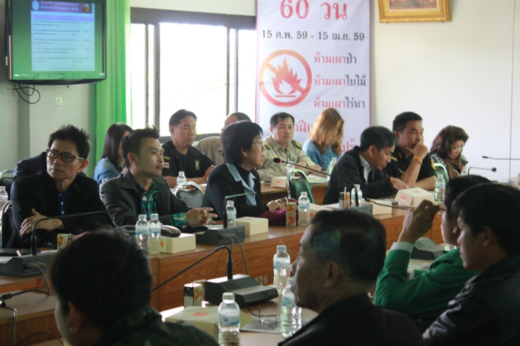ดร.ทิพวรรณ เสนองานวิจัยหมอกควันที่ประชุมอำเภอแม่แจ่ม 6กพ59